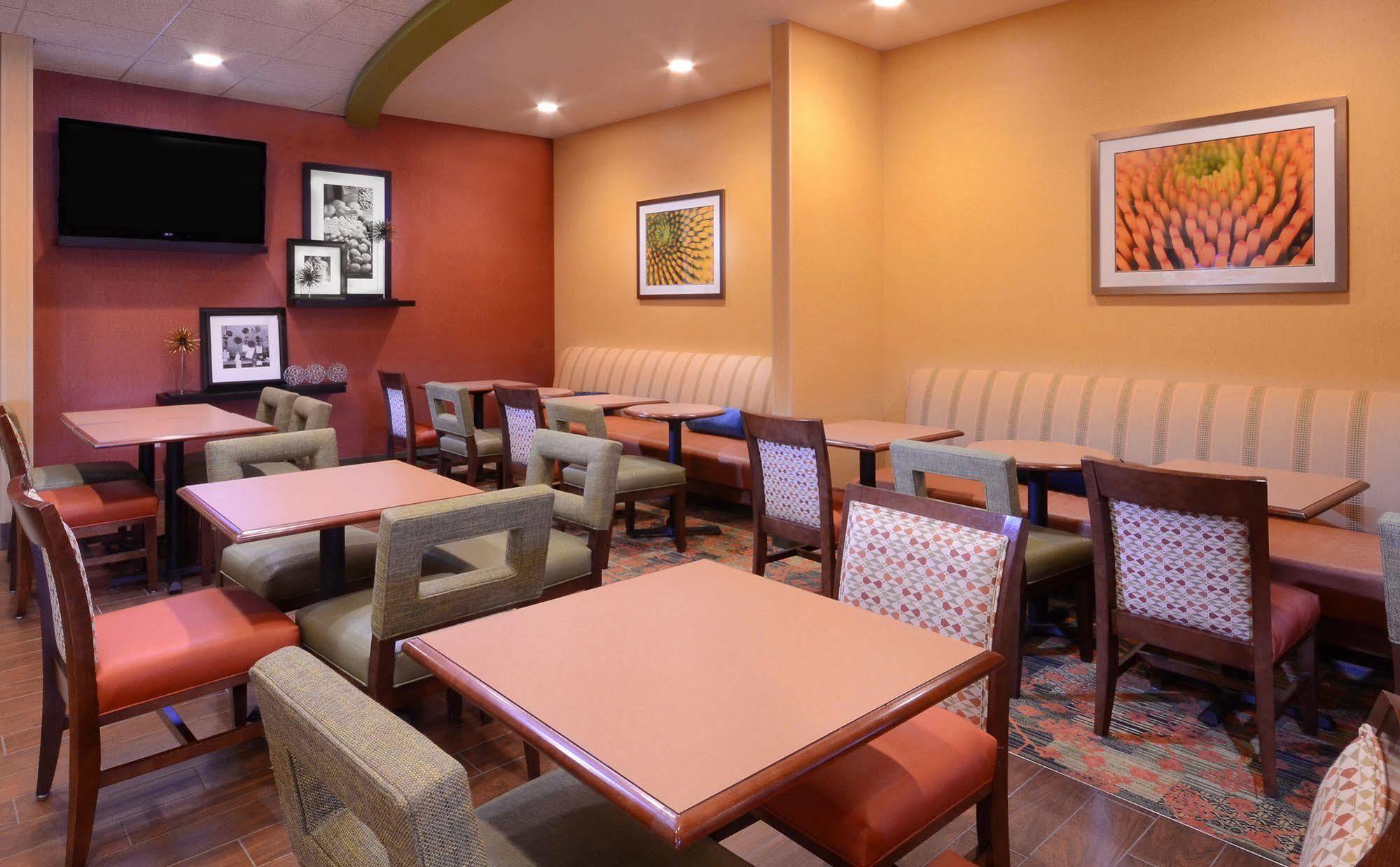 Hampton Inn Fayetteville Fort Bragg Exterior photo